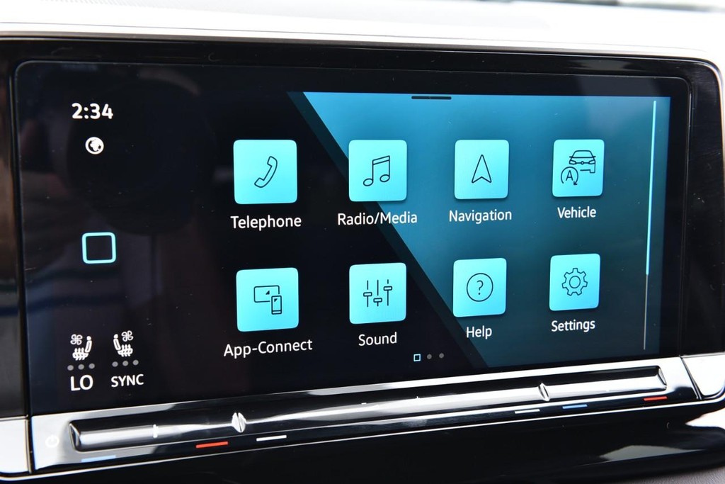 Volkswagen Atlas Cross Sport Vehicle Full-screen Gallery Image 14