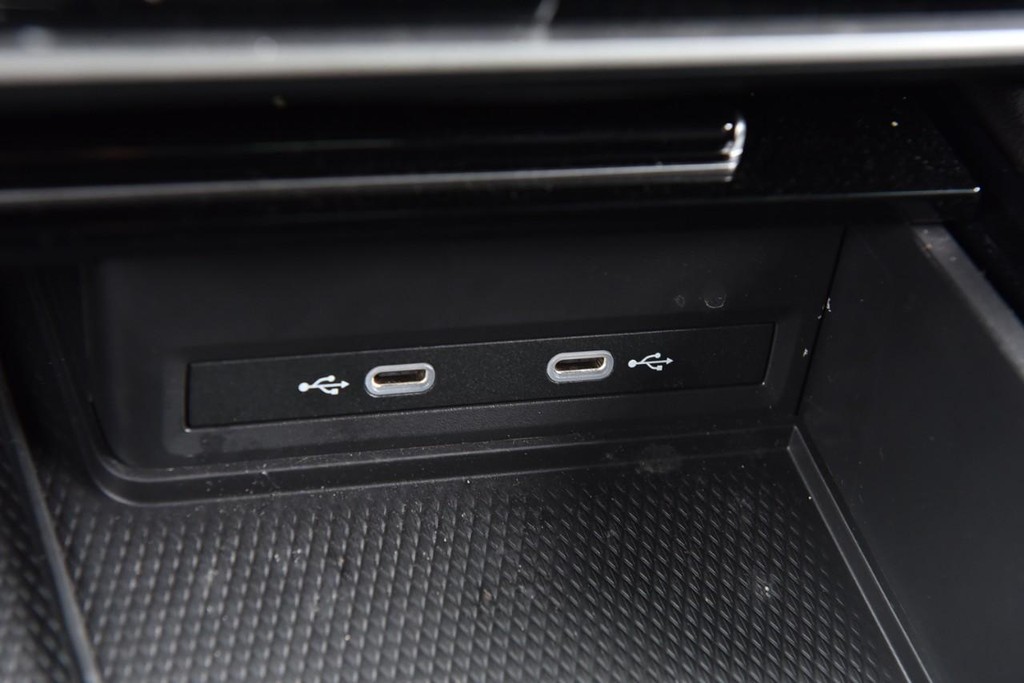 Volkswagen Atlas Cross Sport Vehicle Full-screen Gallery Image 16