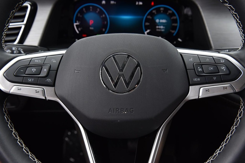 Volkswagen Atlas Cross Sport Vehicle Full-screen Gallery Image 18