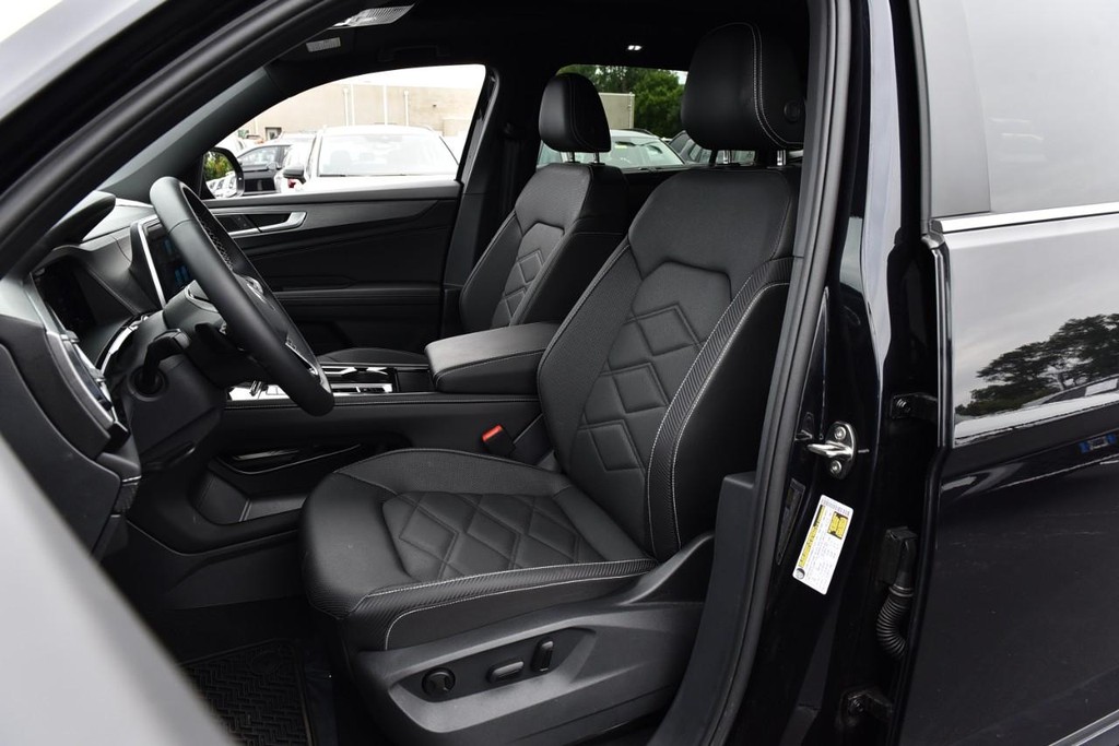 Volkswagen Atlas Cross Sport Vehicle Full-screen Gallery Image 19