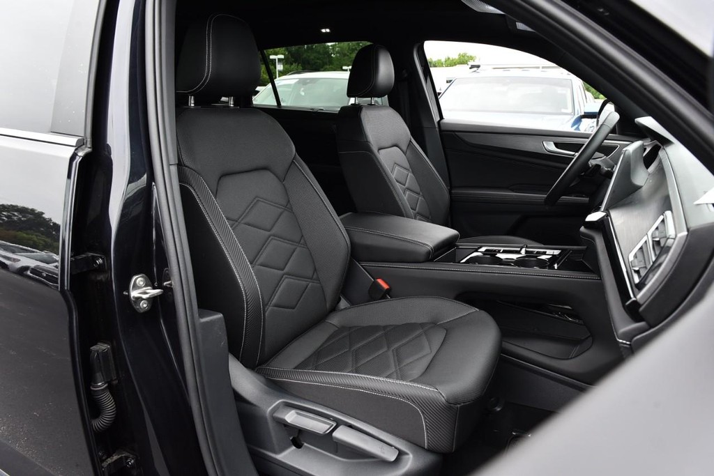 Volkswagen Atlas Cross Sport Vehicle Full-screen Gallery Image 20