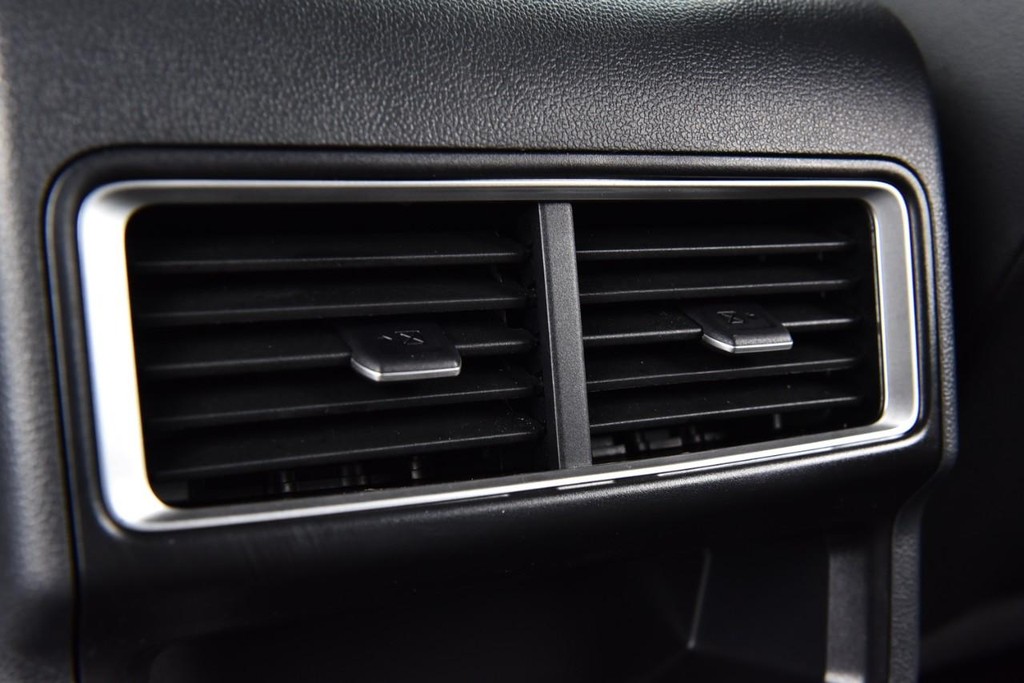Volkswagen Atlas Cross Sport Vehicle Full-screen Gallery Image 23
