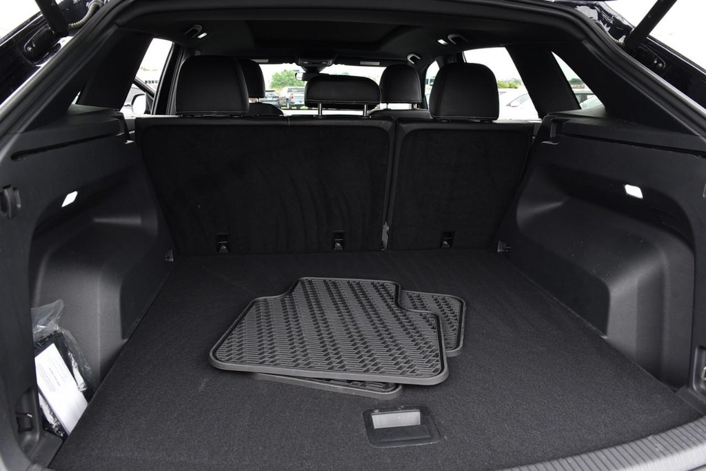 Volkswagen Atlas Cross Sport Vehicle Full-screen Gallery Image 25