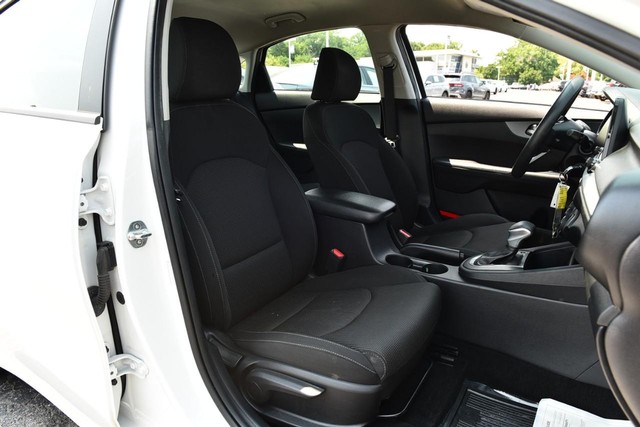 Kia Forte Vehicle Image 18