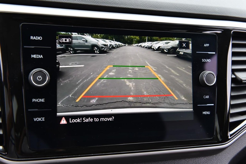 Volkswagen Atlas Vehicle Full-screen Gallery Image 13