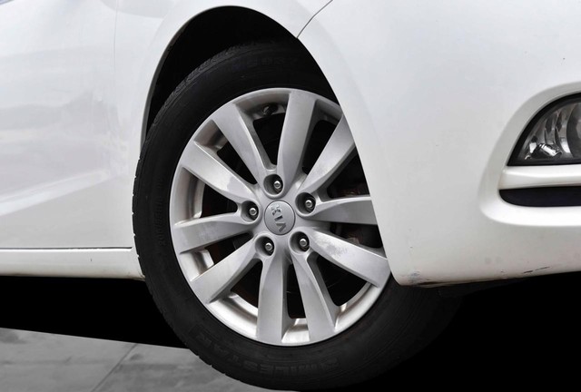 Kia Forte 5-Door Vehicle Image 03