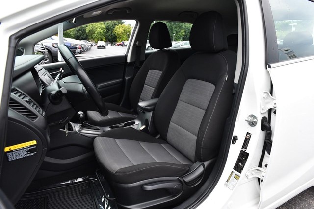 Kia Forte 5-Door Vehicle Image 16