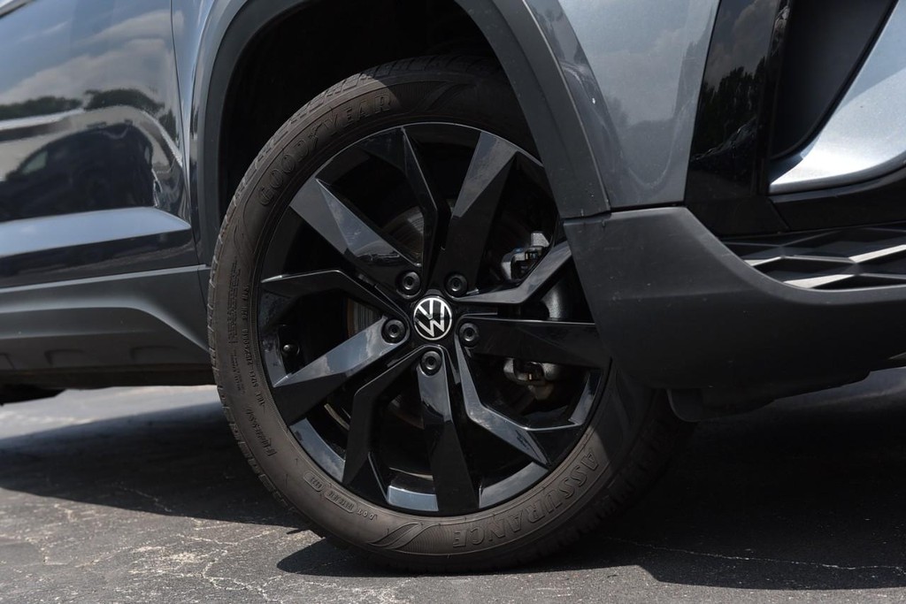 Volkswagen Taos Vehicle Full-screen Gallery Image 3