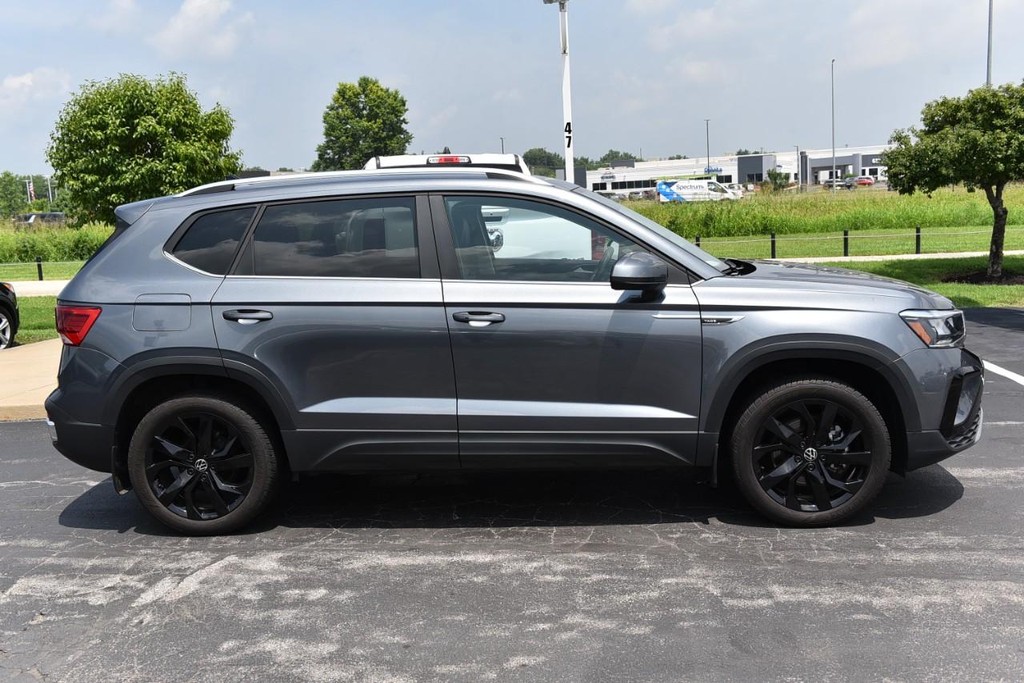 Volkswagen Taos Vehicle Full-screen Gallery Image 5