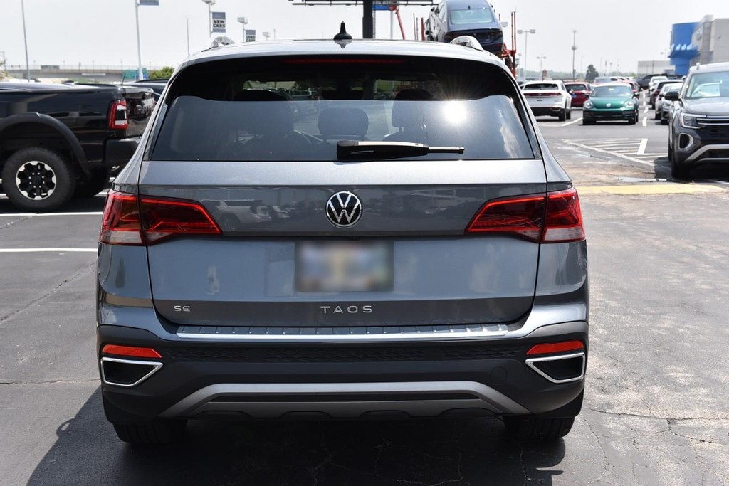 Volkswagen Taos Vehicle Full-screen Gallery Image 6