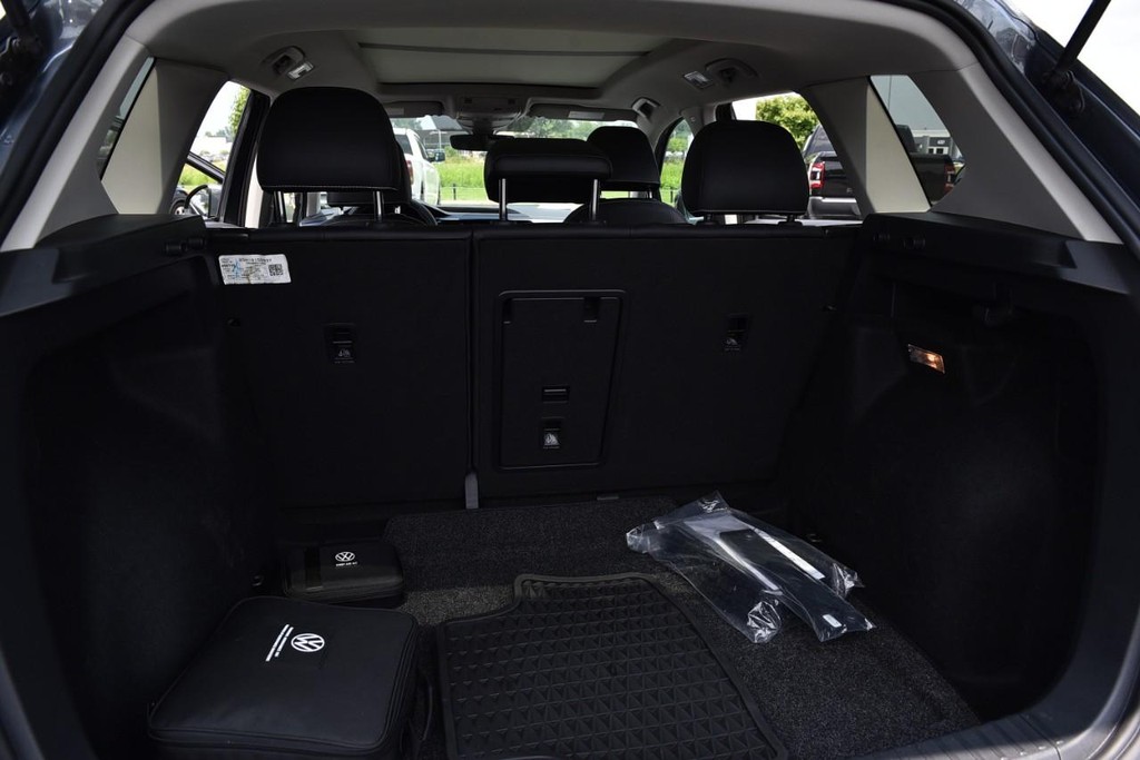 Volkswagen Taos Vehicle Full-screen Gallery Image 24