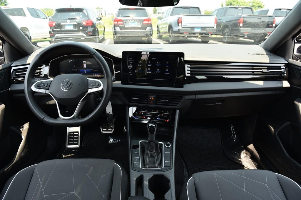 Volkswagen Jetta Vehicle Full-screen Gallery Image 7