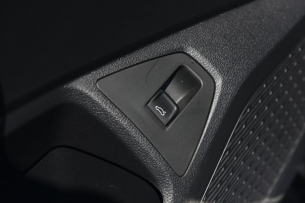 Volkswagen Jetta Vehicle Full-screen Gallery Image 9