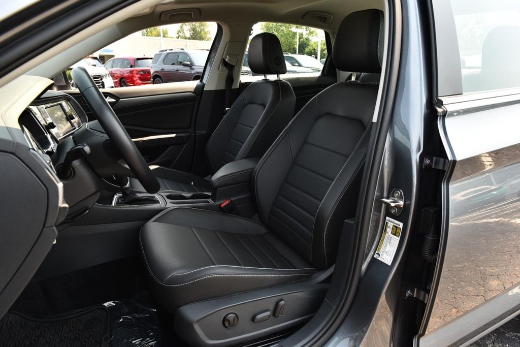 Volkswagen Jetta Vehicle Full-screen Gallery Image 19