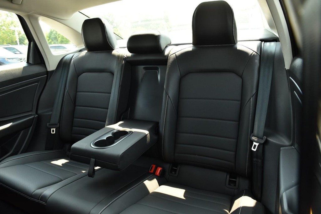 Volkswagen Jetta Vehicle Full-screen Gallery Image 22