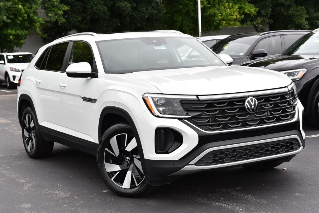 Volkswagen Atlas Cross Sport Vehicle Full-screen Gallery Image 2
