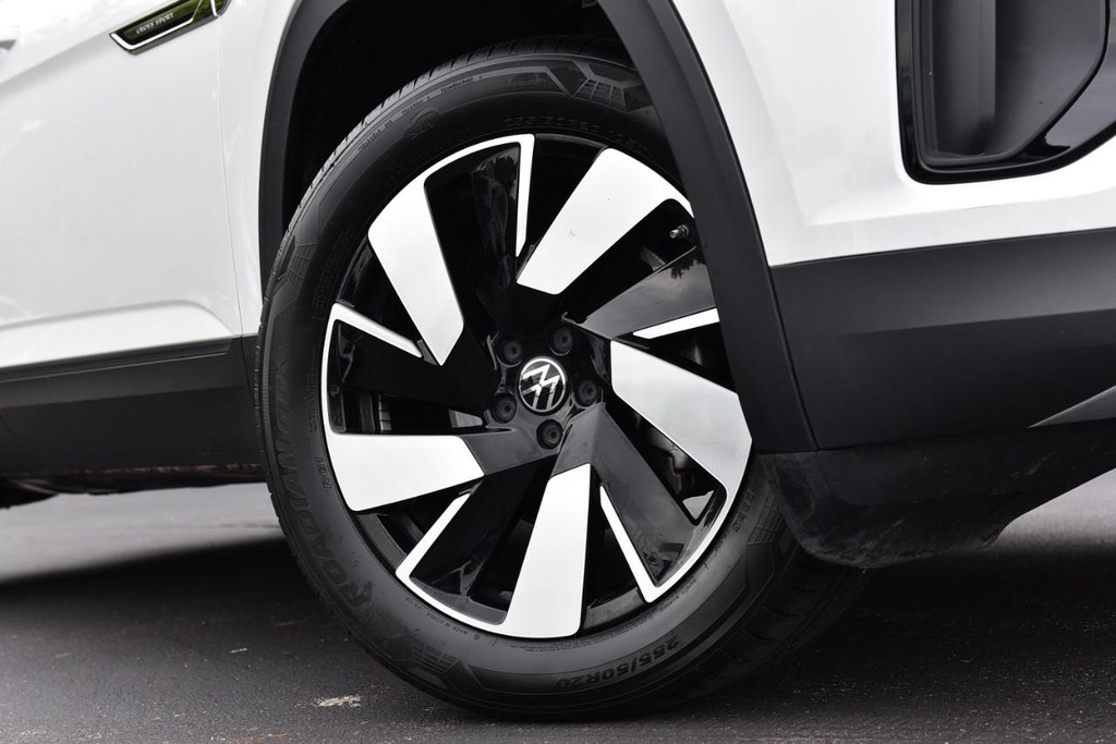 Volkswagen Atlas Cross Sport Vehicle Full-screen Gallery Image 3