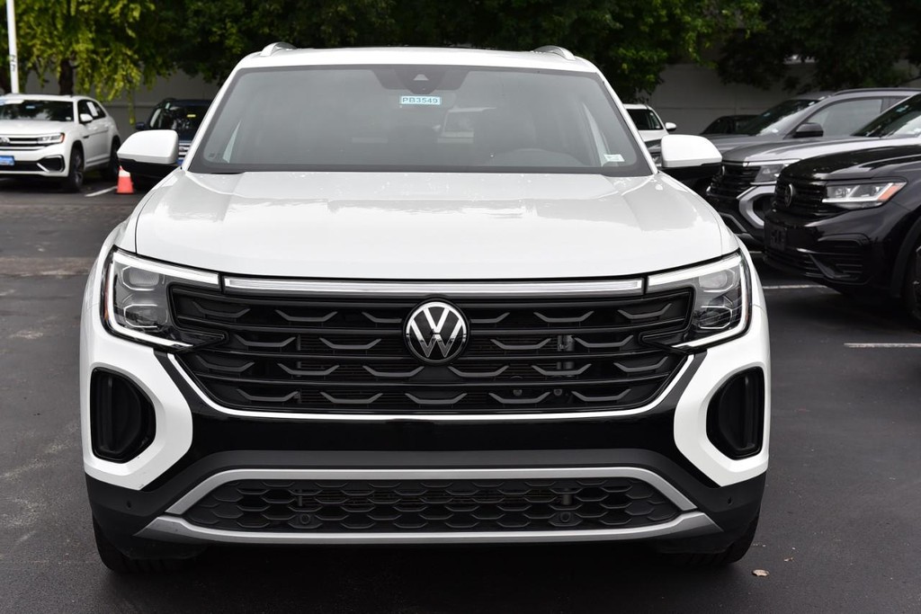 Volkswagen Atlas Cross Sport Vehicle Full-screen Gallery Image 4
