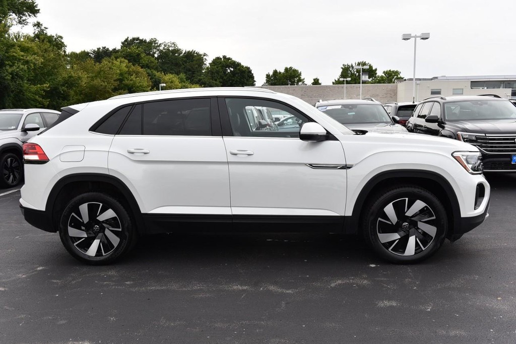 Volkswagen Atlas Cross Sport Vehicle Full-screen Gallery Image 5