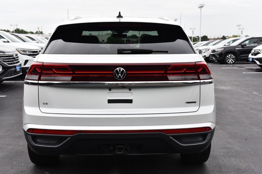 Volkswagen Atlas Cross Sport Vehicle Full-screen Gallery Image 6