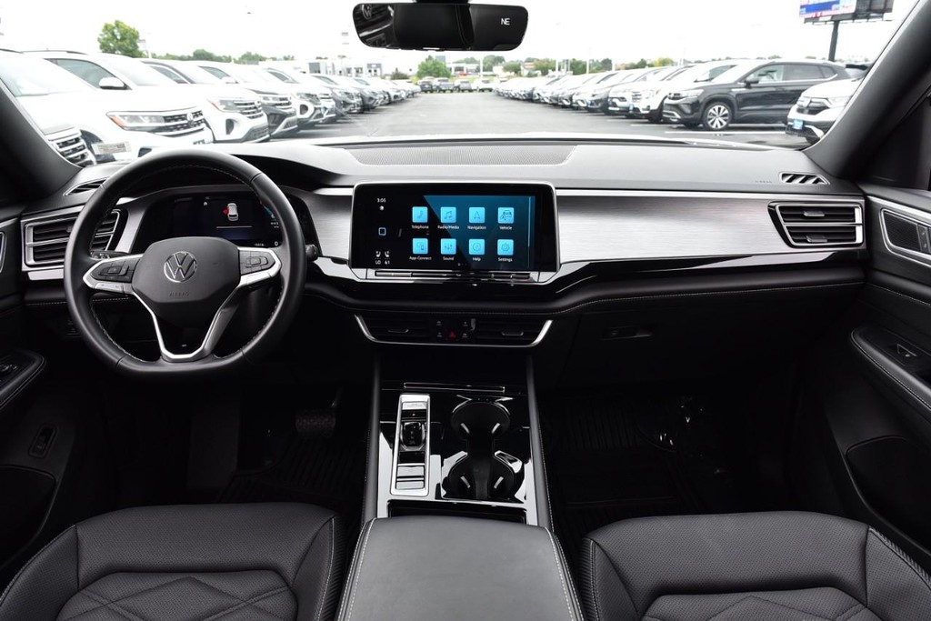 Volkswagen Atlas Cross Sport Vehicle Full-screen Gallery Image 7