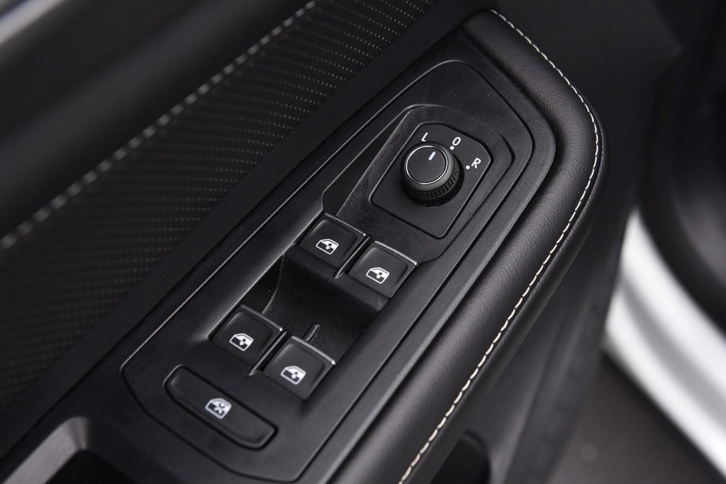 Volkswagen Atlas Cross Sport Vehicle Full-screen Gallery Image 8