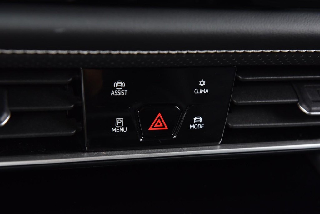 Volkswagen Atlas Cross Sport Vehicle Full-screen Gallery Image 15