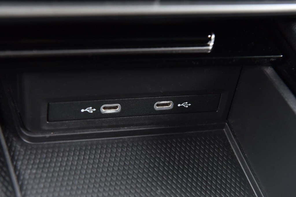 Volkswagen Atlas Cross Sport Vehicle Full-screen Gallery Image 16
