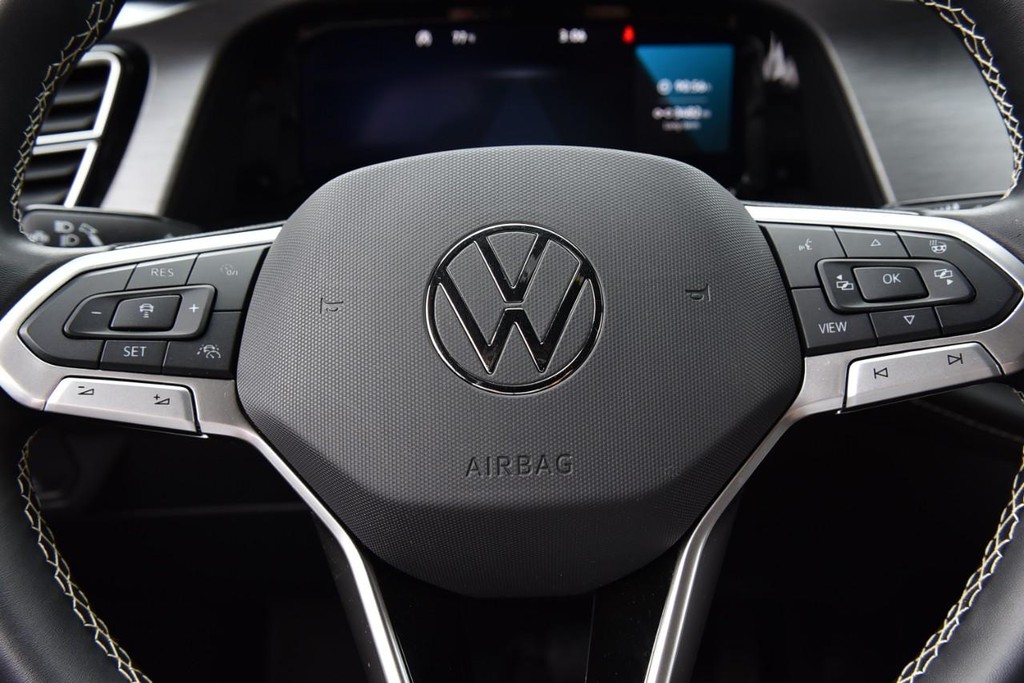 Volkswagen Atlas Cross Sport Vehicle Full-screen Gallery Image 18