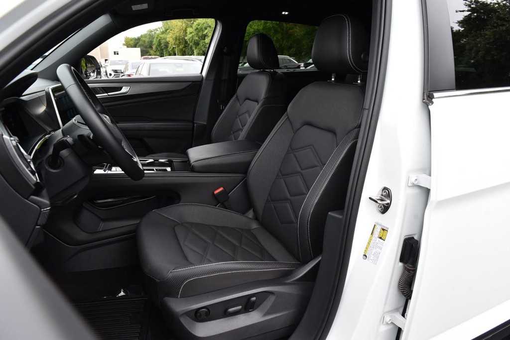 Volkswagen Atlas Cross Sport Vehicle Full-screen Gallery Image 19