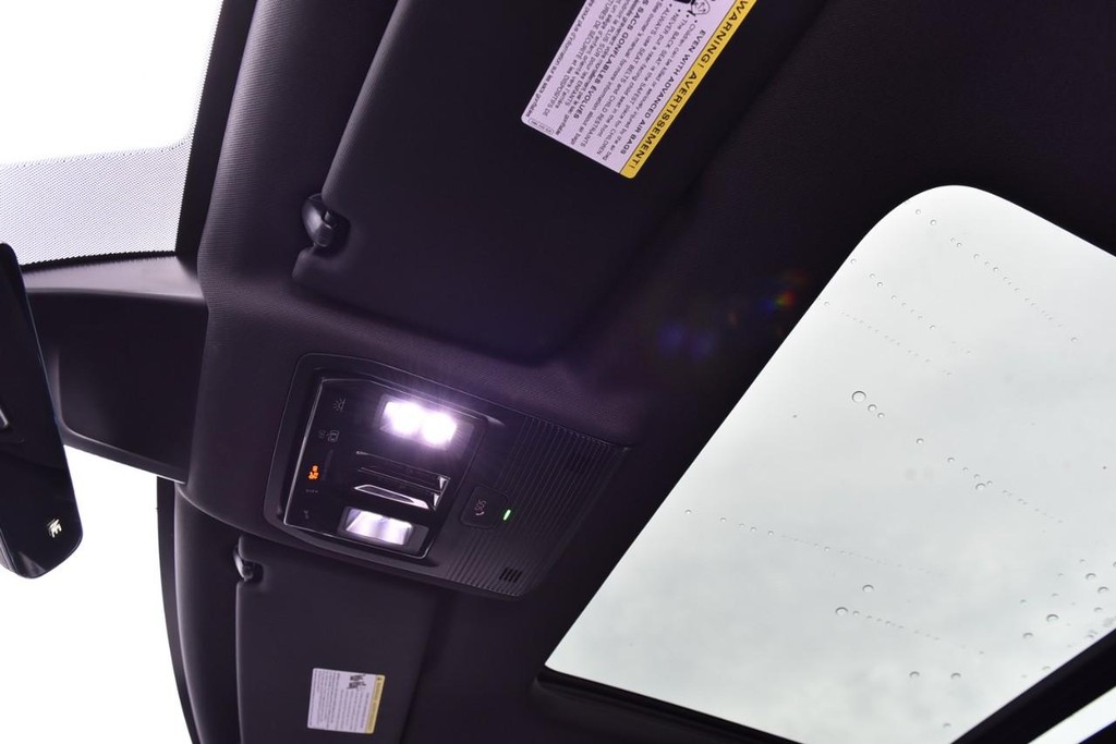 Volkswagen Atlas Cross Sport Vehicle Full-screen Gallery Image 21