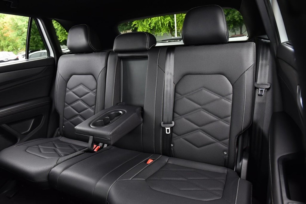 Volkswagen Atlas Cross Sport Vehicle Full-screen Gallery Image 22