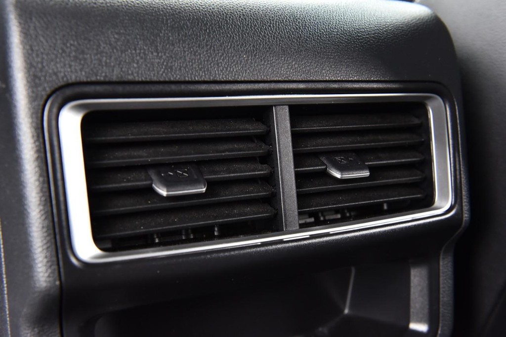 Volkswagen Atlas Cross Sport Vehicle Full-screen Gallery Image 23
