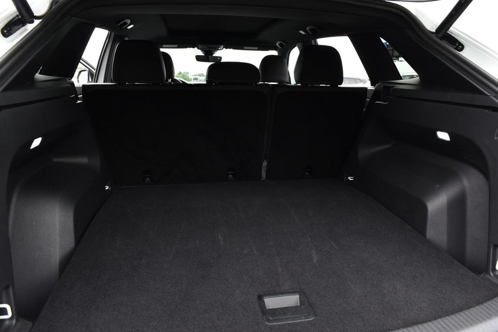 Volkswagen Atlas Cross Sport Vehicle Full-screen Gallery Image 25