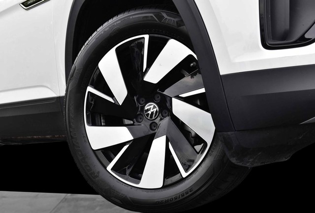 Volkswagen Atlas Cross Sport Vehicle Image 03