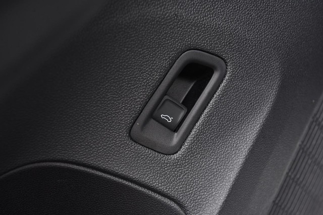 Volkswagen Atlas Cross Sport Vehicle Image 09