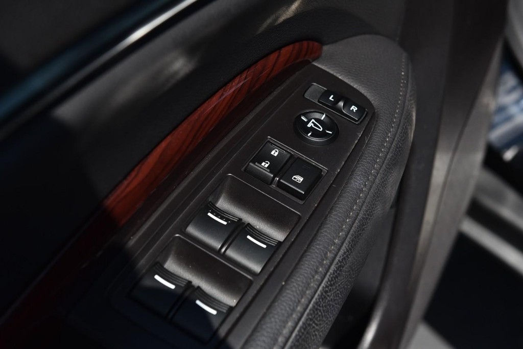 Acura MDX Vehicle Full-screen Gallery Image 8