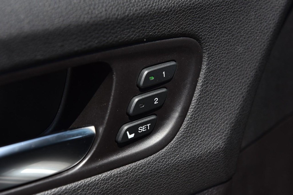 Acura MDX Vehicle Full-screen Gallery Image 10