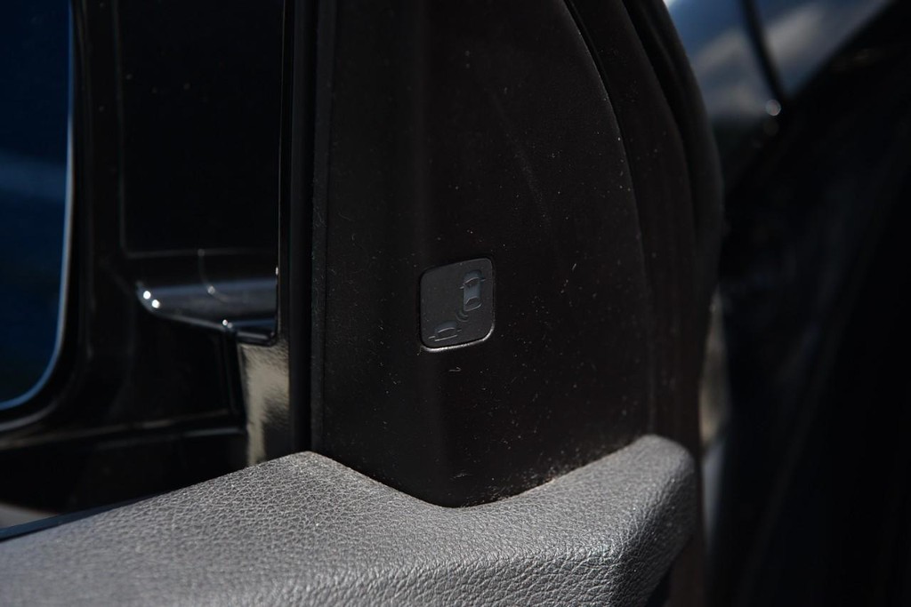 Acura MDX Vehicle Full-screen Gallery Image 11