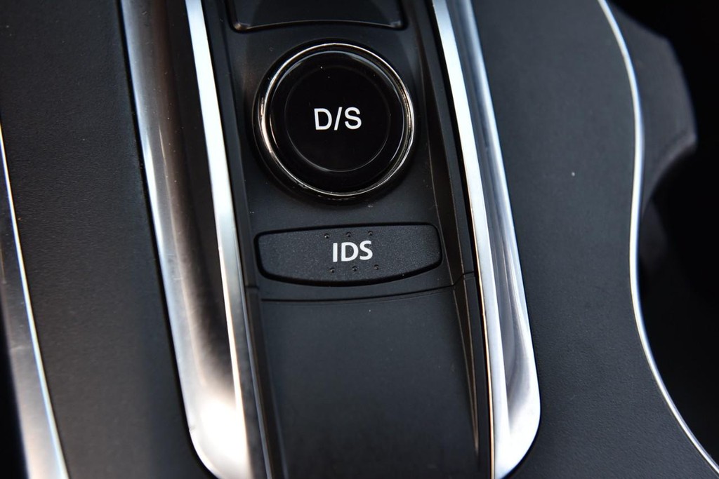 Acura MDX Vehicle Full-screen Gallery Image 20