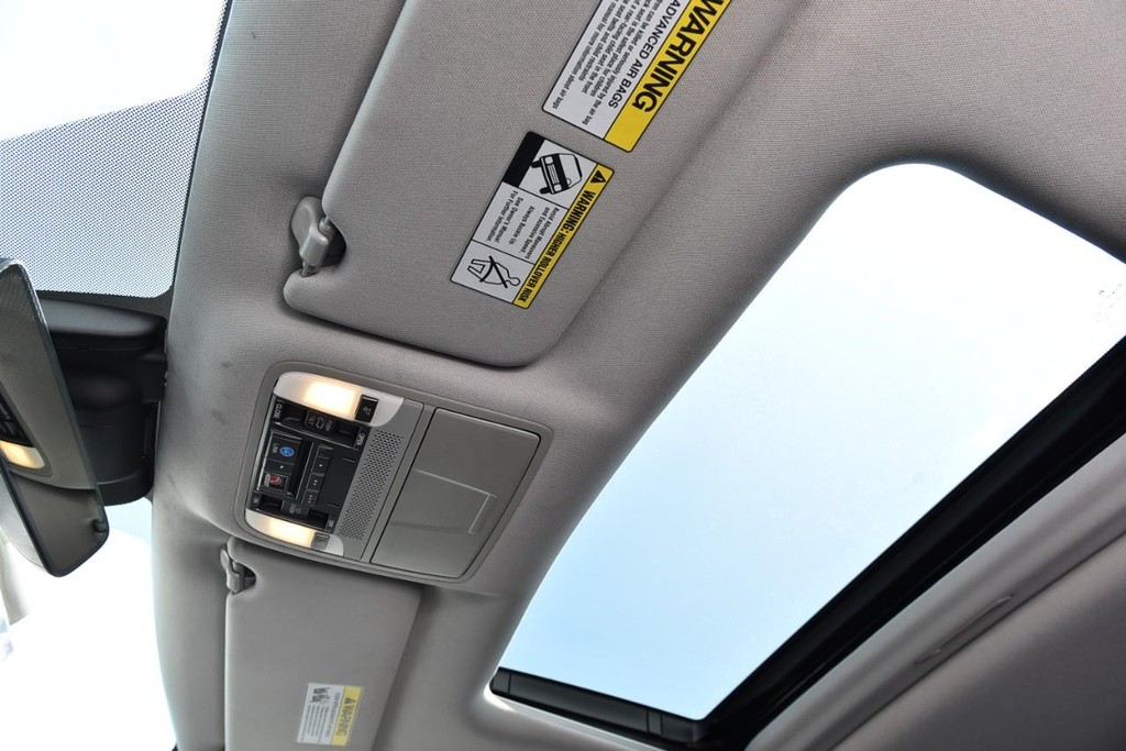 Acura MDX Vehicle Full-screen Gallery Image 24