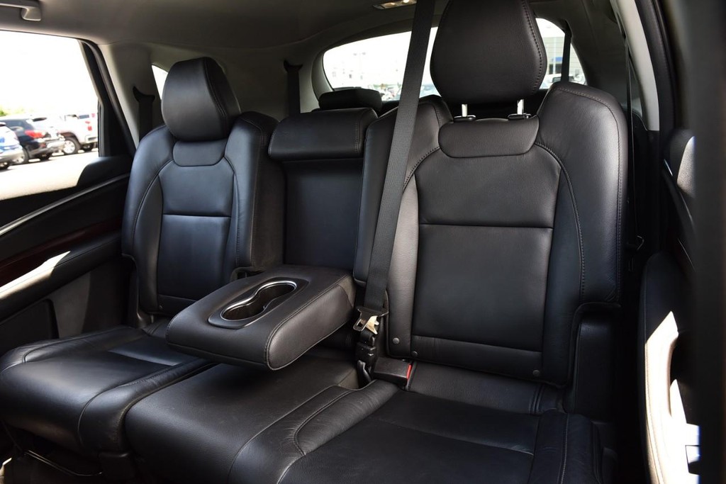 Acura MDX Vehicle Full-screen Gallery Image 25