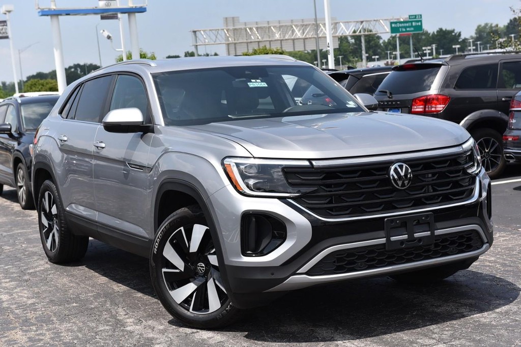 Volkswagen Atlas Cross Sport Vehicle Full-screen Gallery Image 2