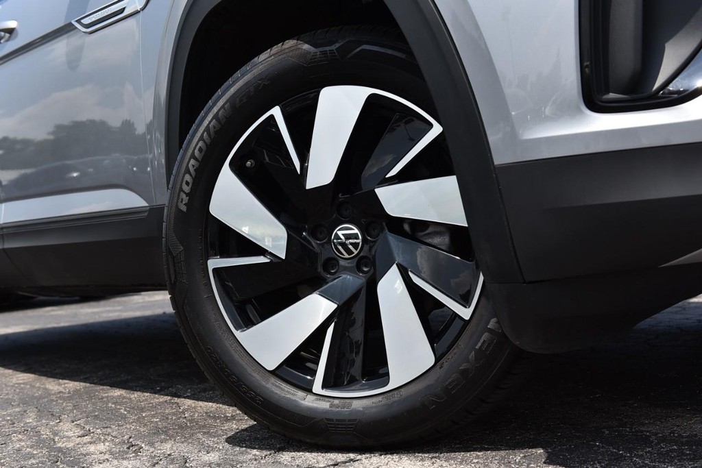 Volkswagen Atlas Cross Sport Vehicle Full-screen Gallery Image 3
