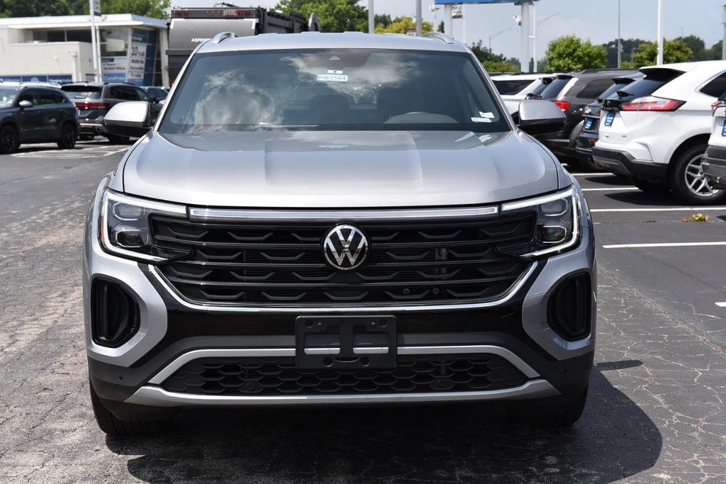 Volkswagen Atlas Cross Sport Vehicle Full-screen Gallery Image 4