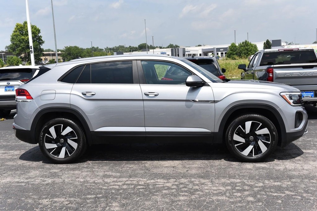 Volkswagen Atlas Cross Sport Vehicle Full-screen Gallery Image 5