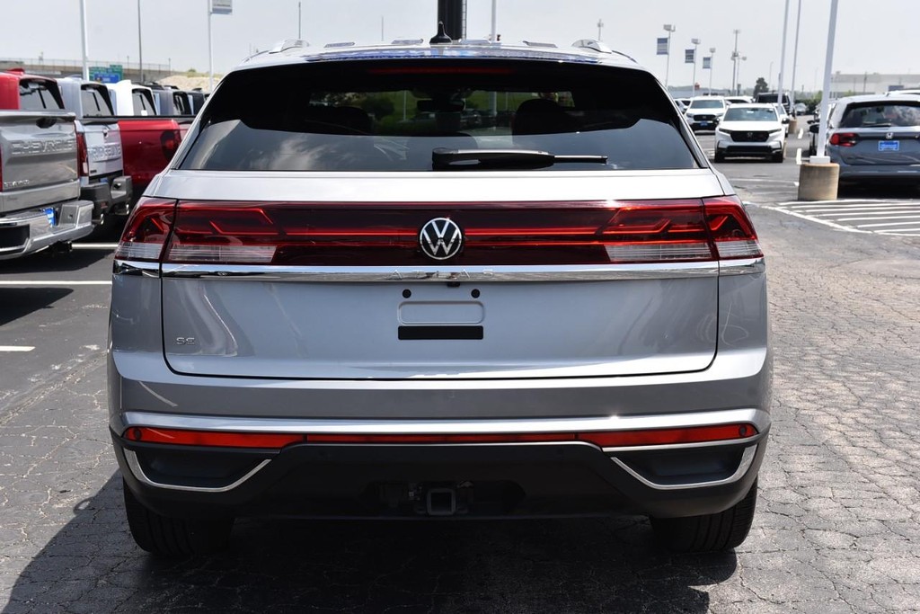 Volkswagen Atlas Cross Sport Vehicle Full-screen Gallery Image 6