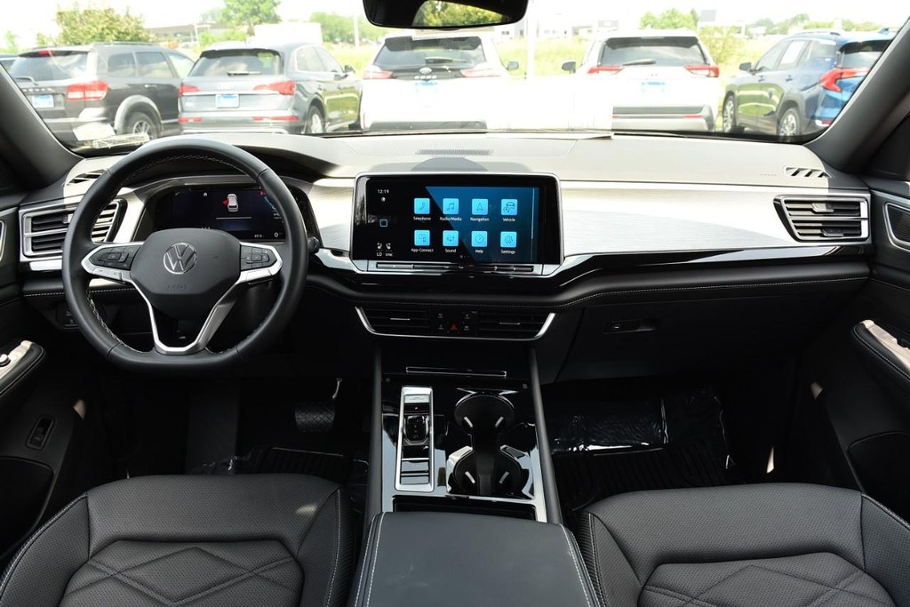 Volkswagen Atlas Cross Sport Vehicle Full-screen Gallery Image 7