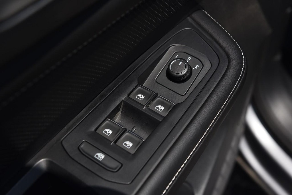 Volkswagen Atlas Cross Sport Vehicle Full-screen Gallery Image 8