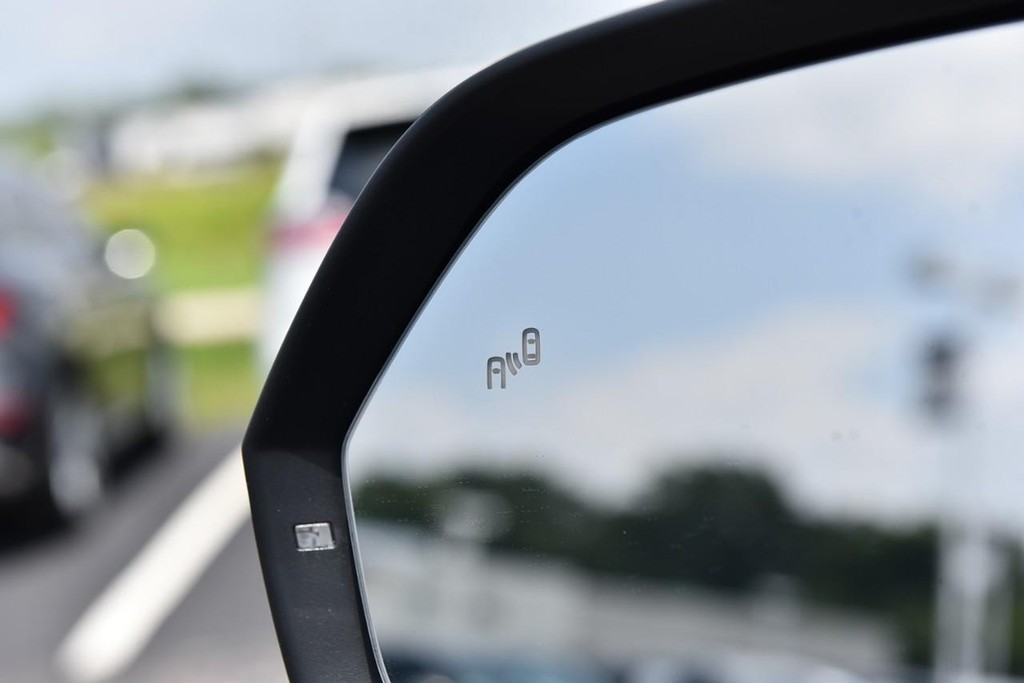 Volkswagen Atlas Cross Sport Vehicle Full-screen Gallery Image 10